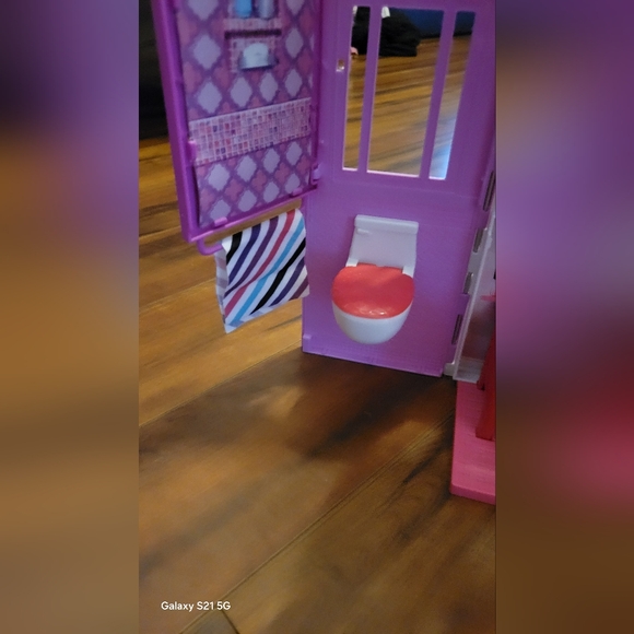 Barbie Glam Getaway House White & Pink Fold-Up Playset With Bed & Toilet - Picture 4 of 7